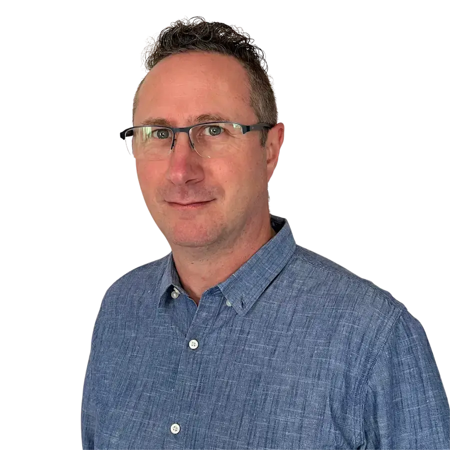 Portrait de Sébastien Geniez, freelance WordPress et consultant SEO, portant une chemise bleue.